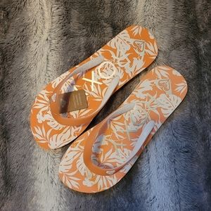 Roxy Flip Flops NWT size 4